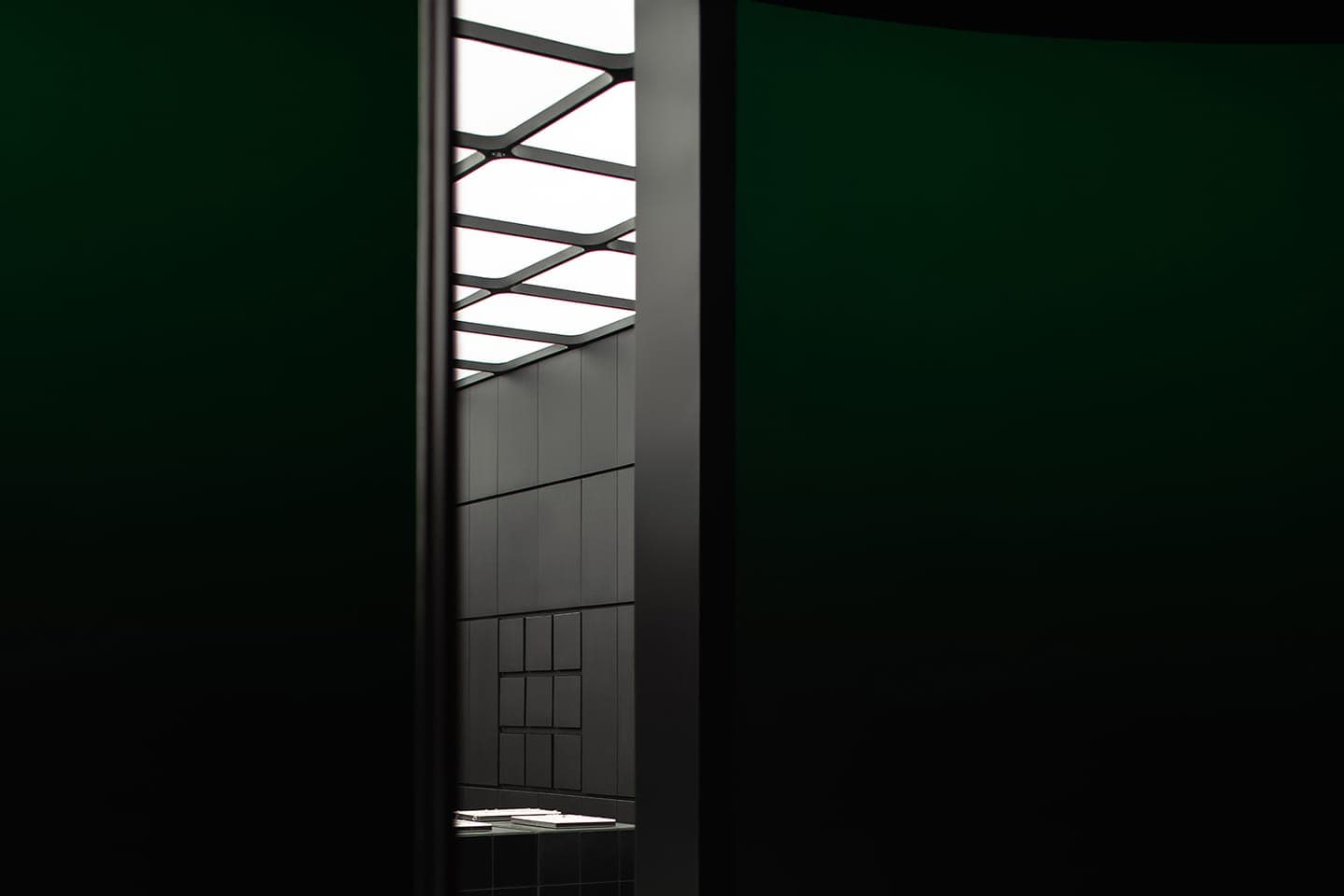 Черно-белая графика в интерьере ювелирного магазина – проект ATMOSPHERE Architects