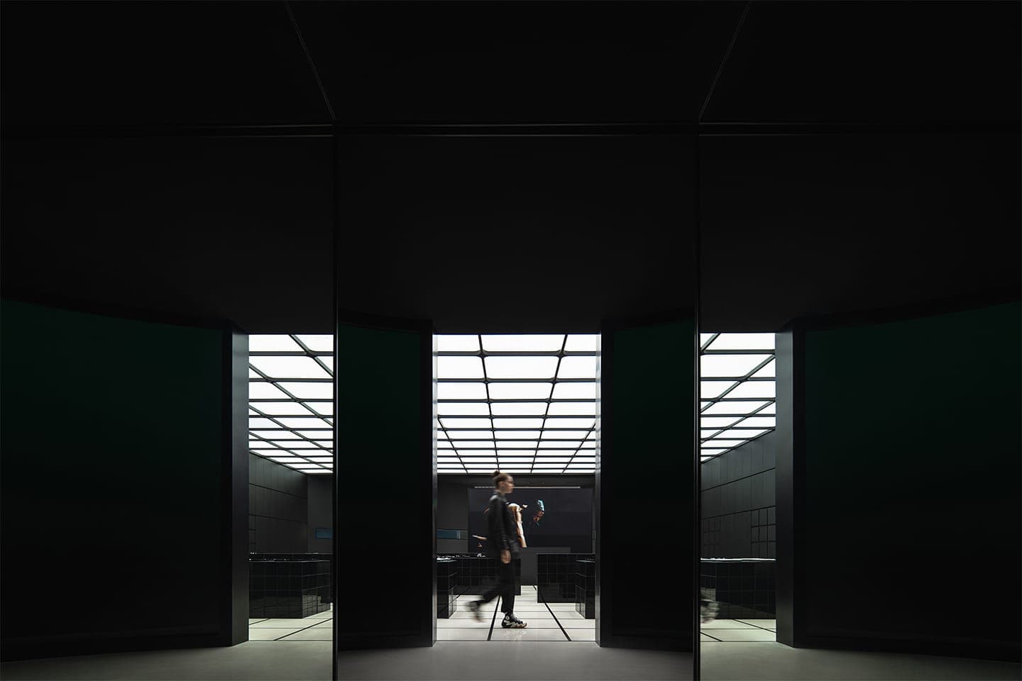 Черно-белая графика в интерьере ювелирного магазина – проект ATMOSPHERE Architects