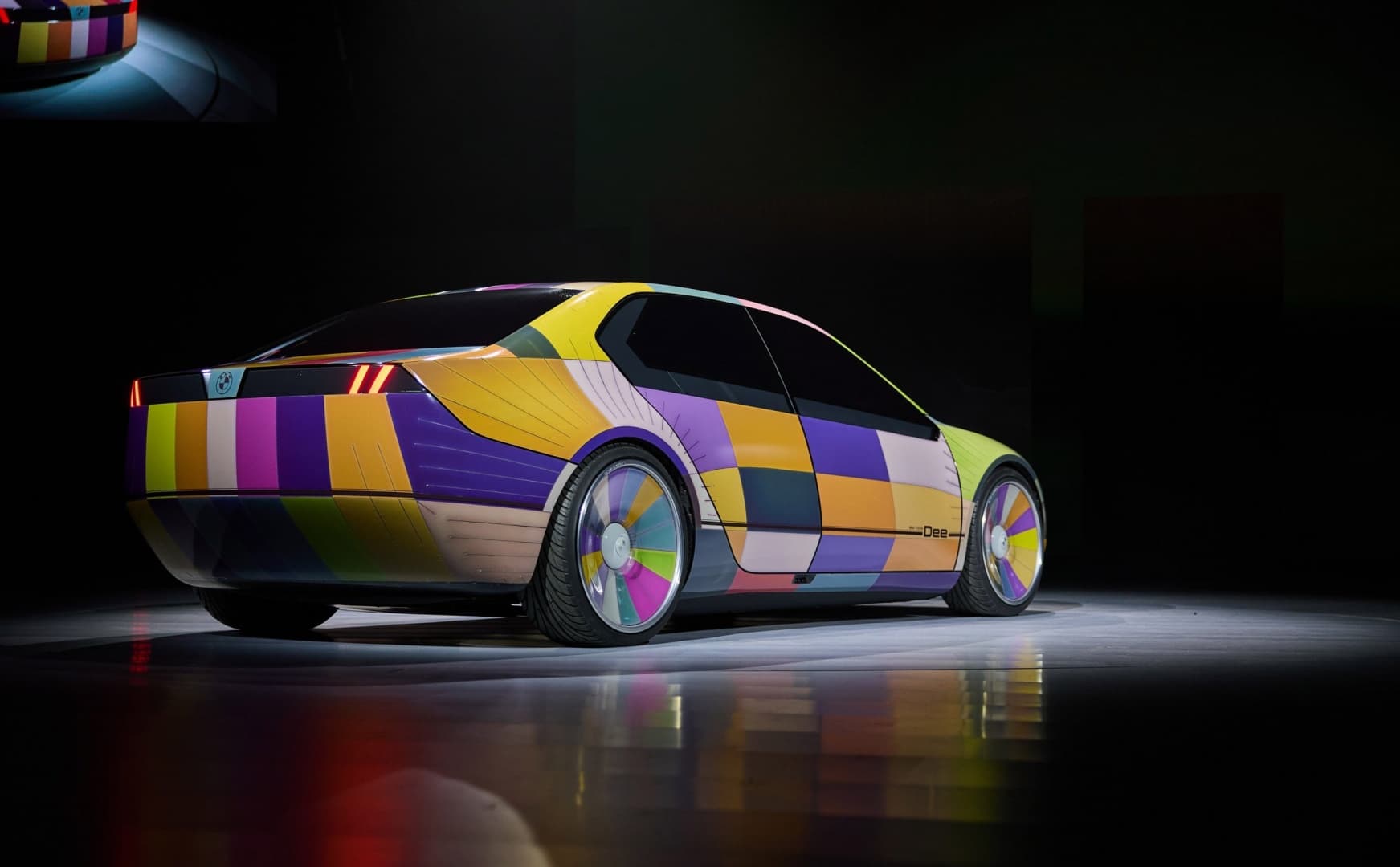 BMW представил концепт автомобиля, меняющего цвет