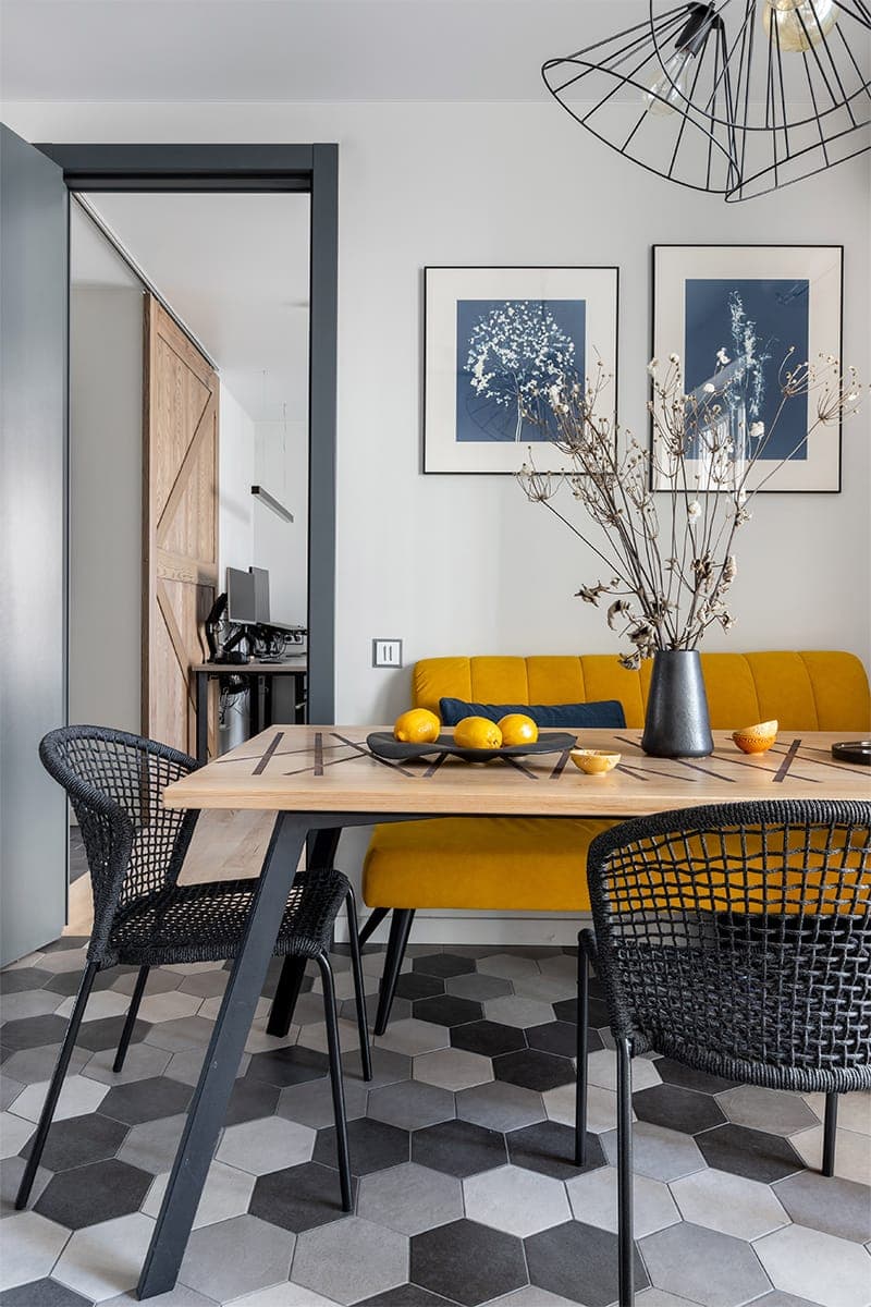 Монохромный интерьер с ломаными линиями и графичными деталями – проект Юлии Арутюнян