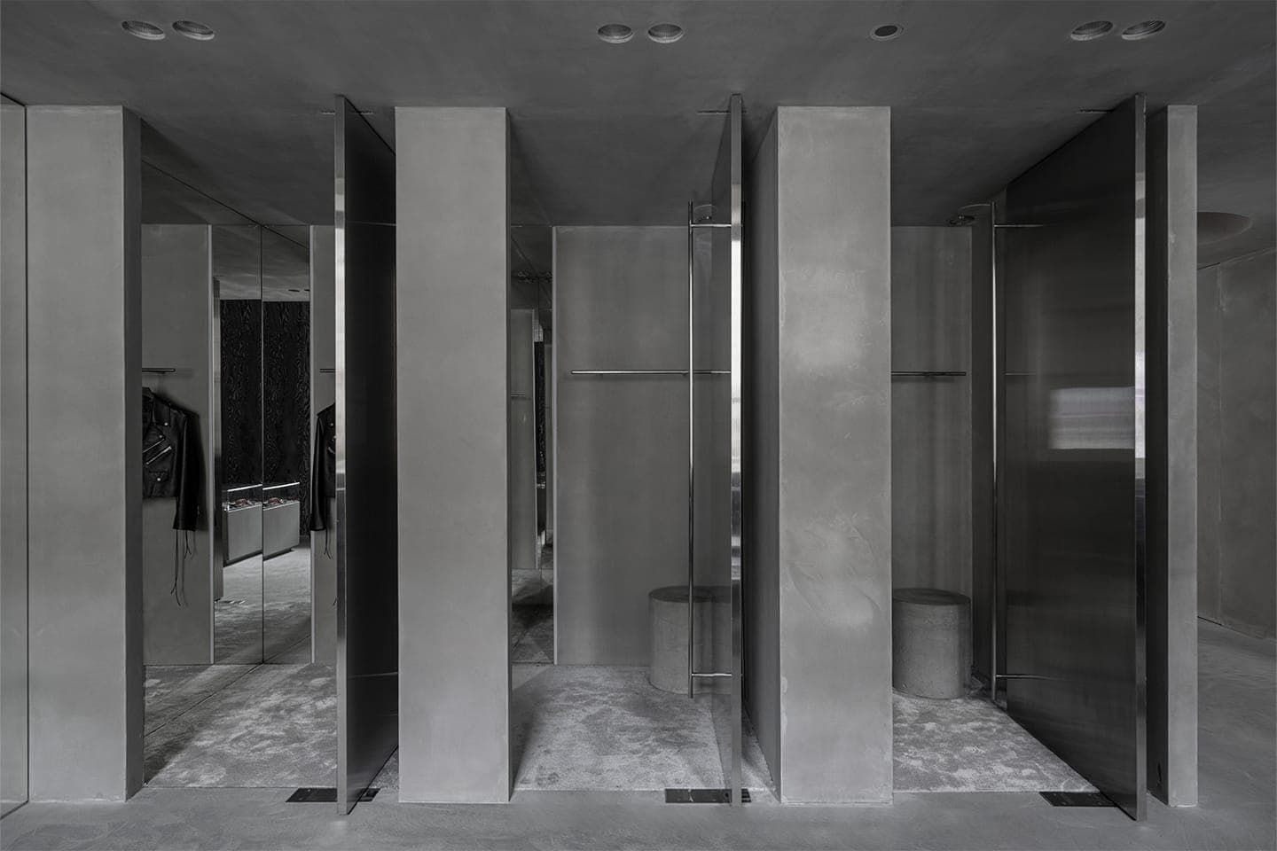 Авторские детали и технологичные арт-объекты в брутальном интерьере магазина одежды – проект бюро Gulyaev + Tsakharias