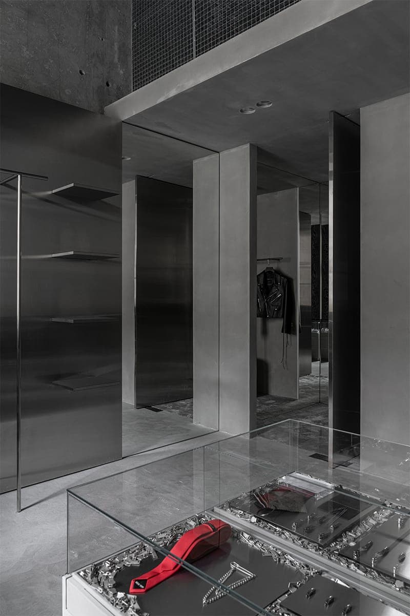 Авторские детали и технологичные арт-объекты в брутальном интерьере магазина одежды – проект бюро Gulyaev + Tsakharias