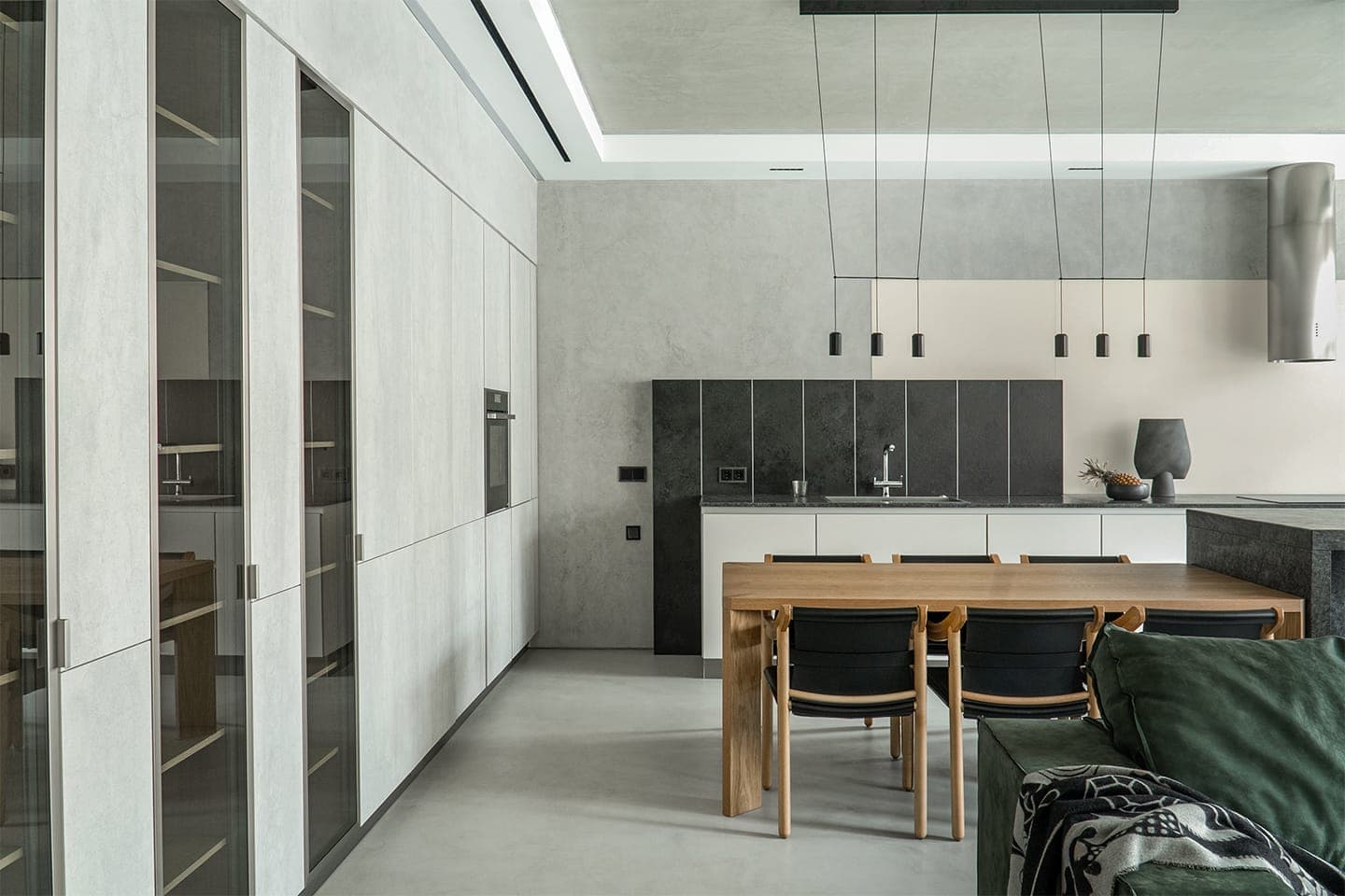 Лаконичный городской интерьер со скрытыми системами хранения – проект архитектурного бюро MT.A