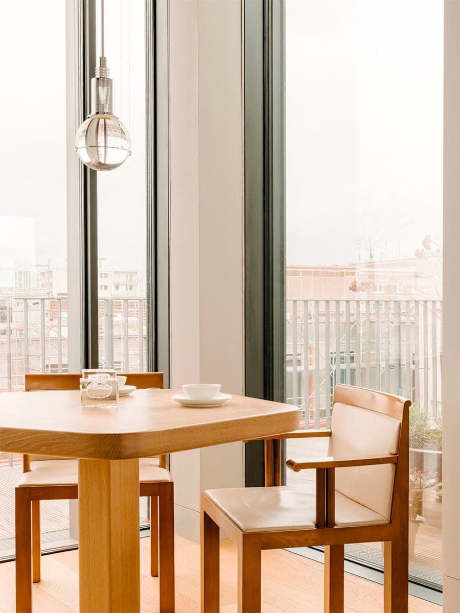 Красный, фиолетовый и зеленый: небанальные сочетания цветов в интерьере немецкой квартиры — проект Гисберта Пёпплера