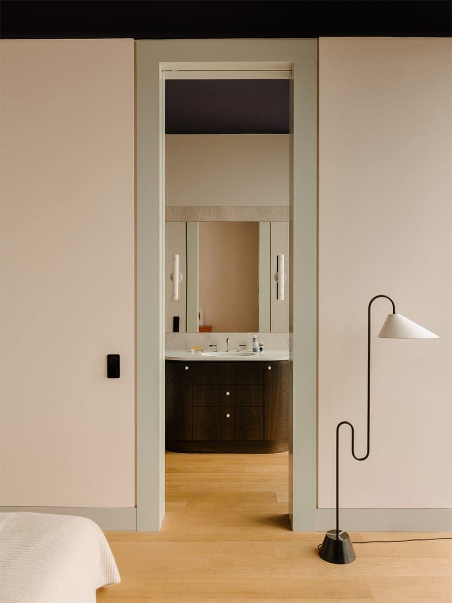 Красный, фиолетовый и зеленый: небанальные сочетания цветов в интерьере немецкой квартиры — проект Гисберта Пёпплера