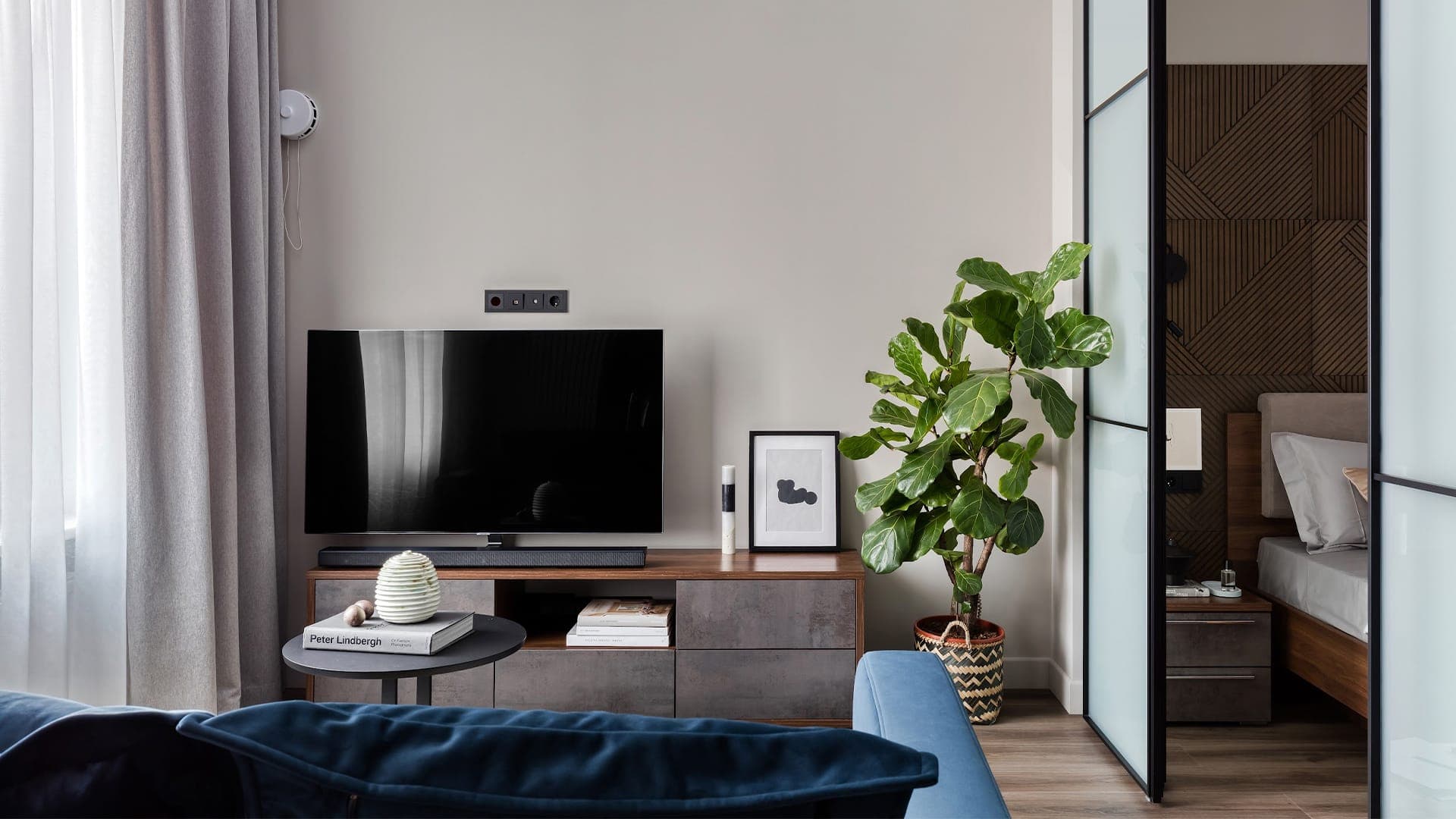Необычная спальня и умное зонирование в интерьере стильной квартиры ― проект Black Wall Interior Design Studio
