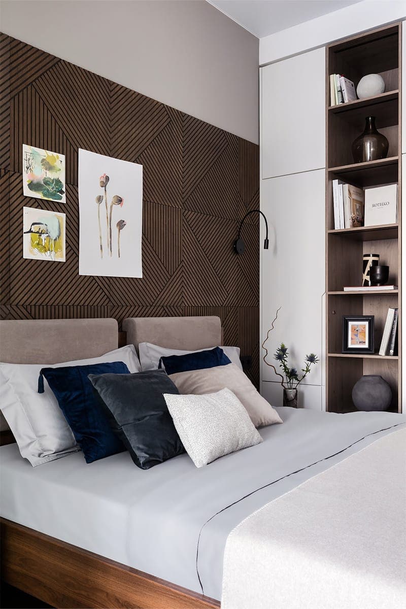 Необычная спальня и умное зонирование в интерьере стильной квартиры ― проект Black Wall Interior Design Studio