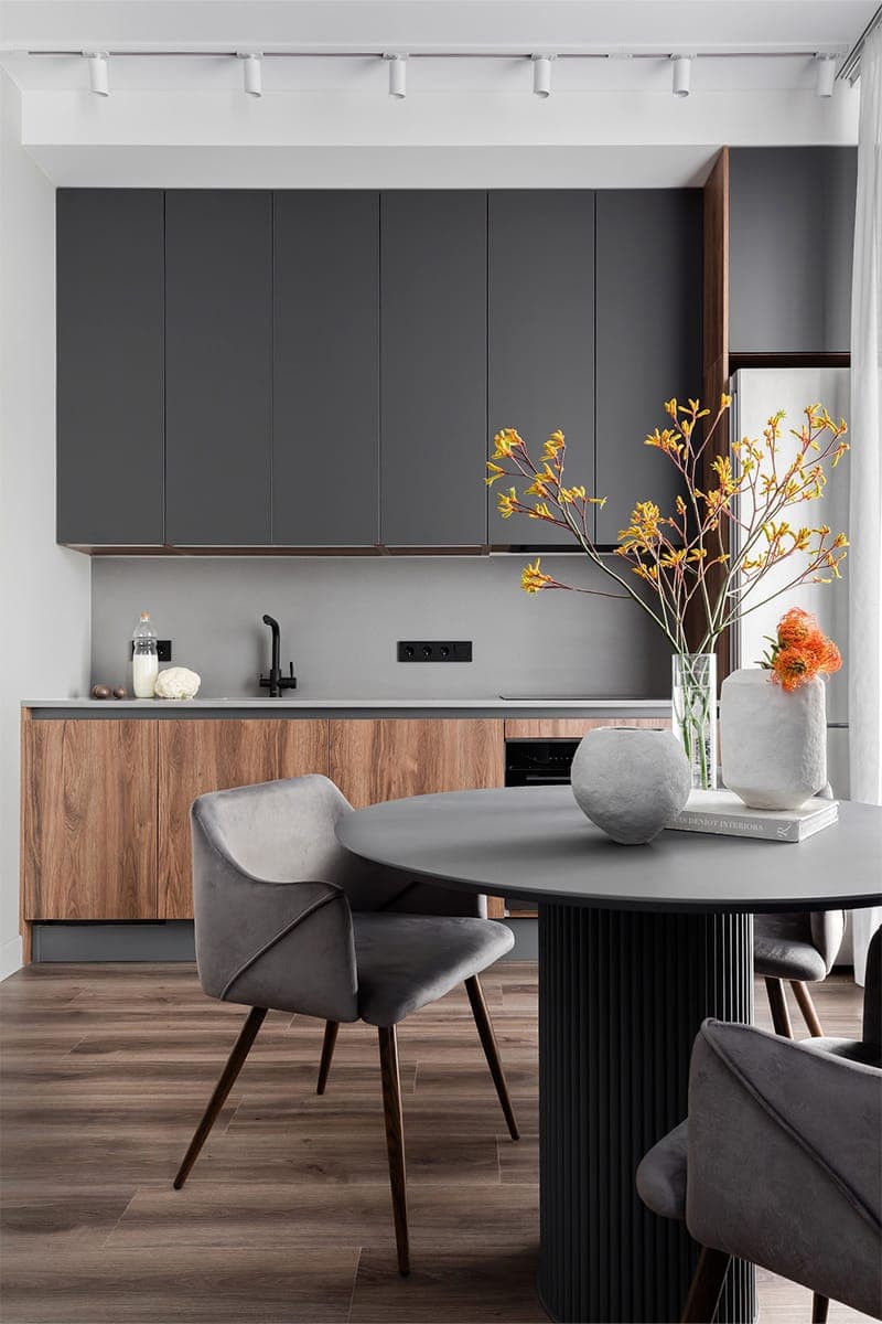 Необычная спальня и умное зонирование в интерьере стильной квартиры ― проект Black Wall Interior Design Studio