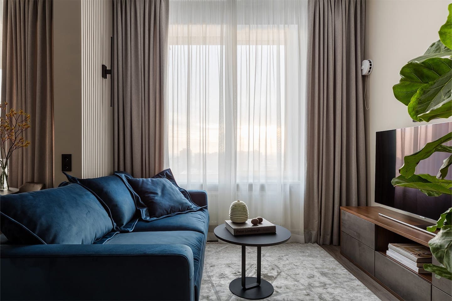 Необычная спальня и умное зонирование в интерьере стильной квартиры ― проект Black Wall Interior Design Studio