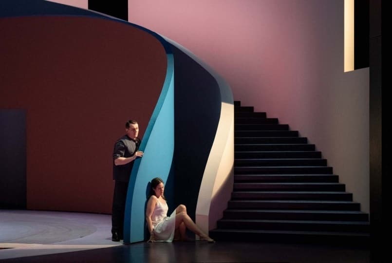 Пьер Йованович создал сценографию для оперы «Риголетто» в Театре Базеля
