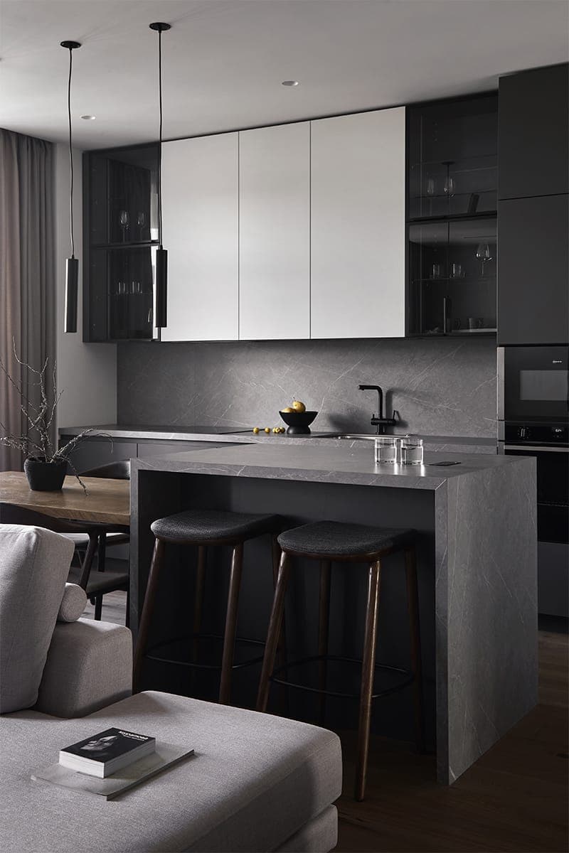 Графичный интерьер квартиры с небольшим кабинетом в гостиной — проект дизайн-бюро LINES