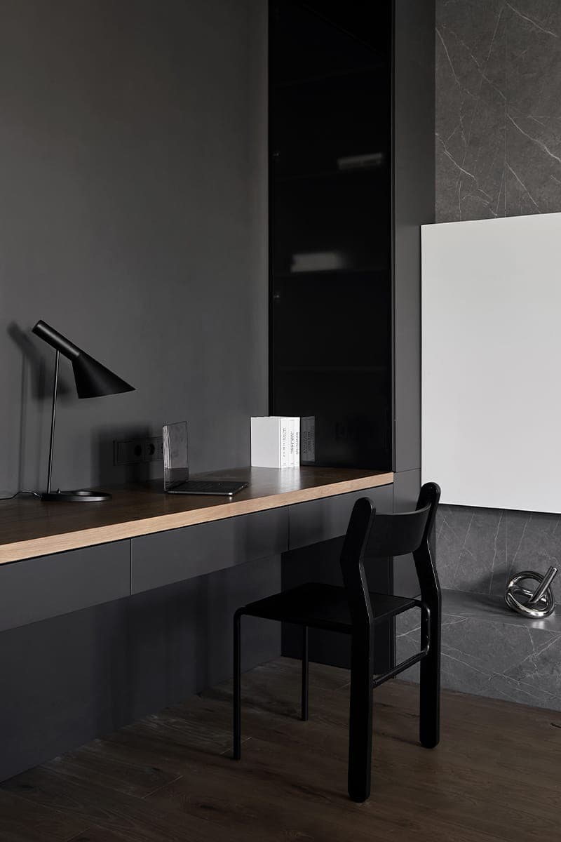 Графичный интерьер квартиры с небольшим кабинетом в гостиной — проект дизайн-бюро LINES