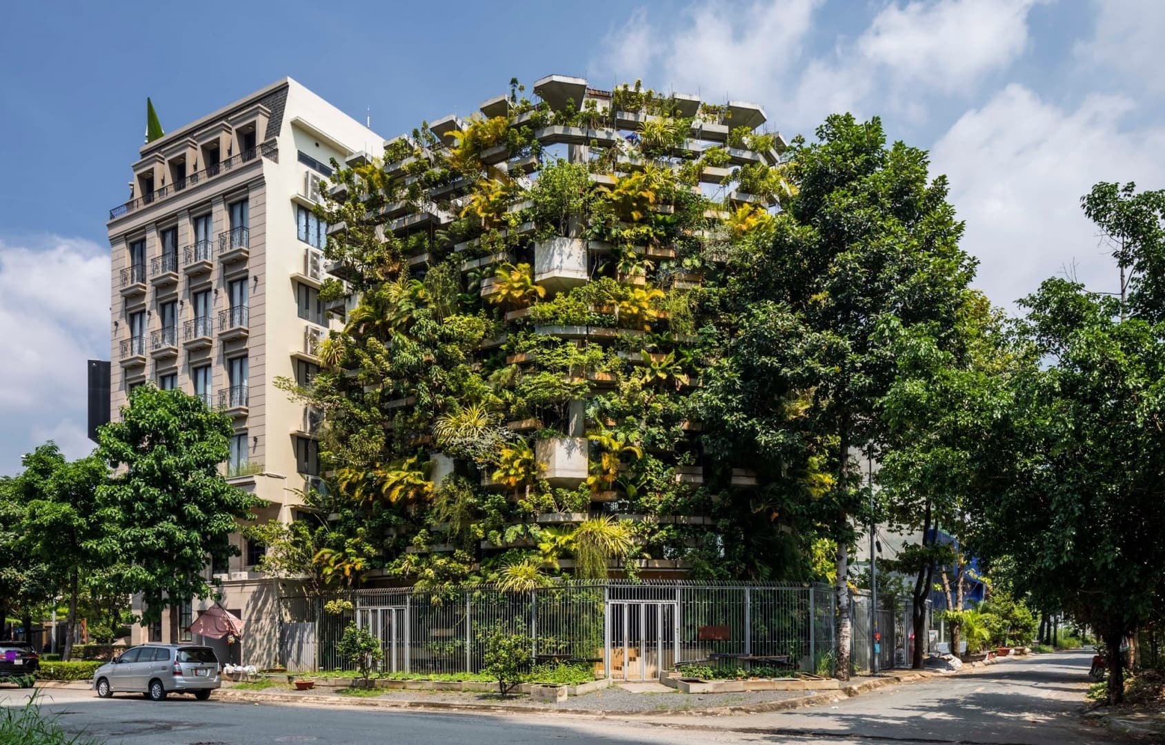 Vo Trong Nghia Architects спроектировали собственный офис с вертикальной фермой