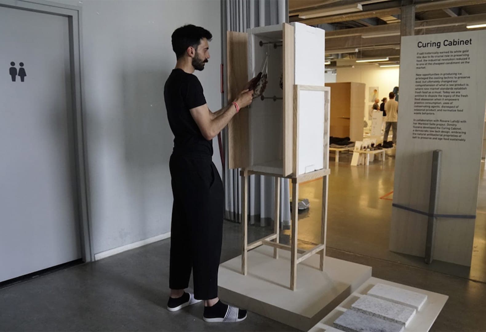 Шкаф из соляных блоков для хранения продуктов питания. Димитри Сузана