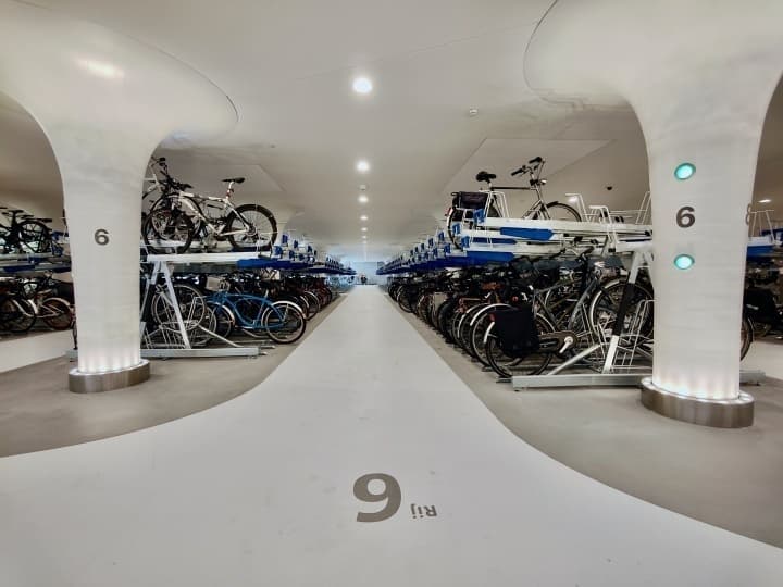 В Амстердаме построили подводные парковки на 11 000 велосипедов