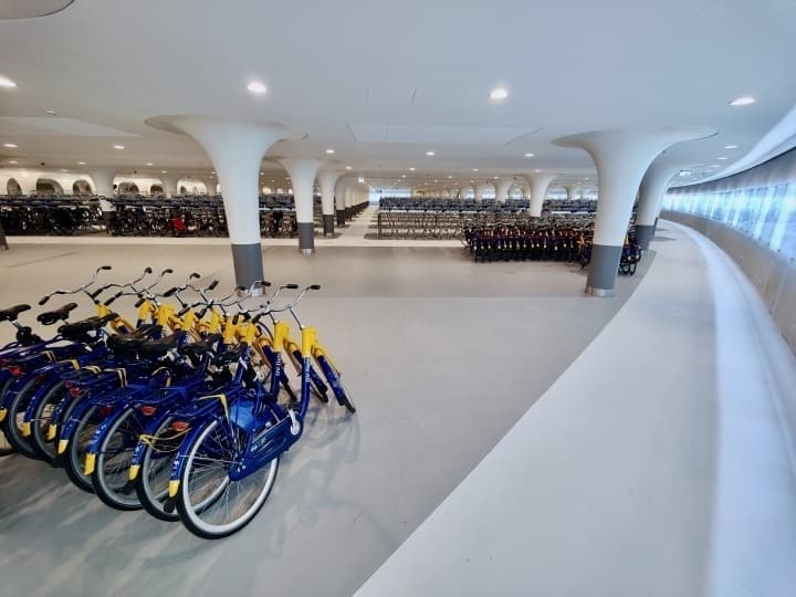 В Амстердаме построили подводные парковки на 11 000 велосипедов