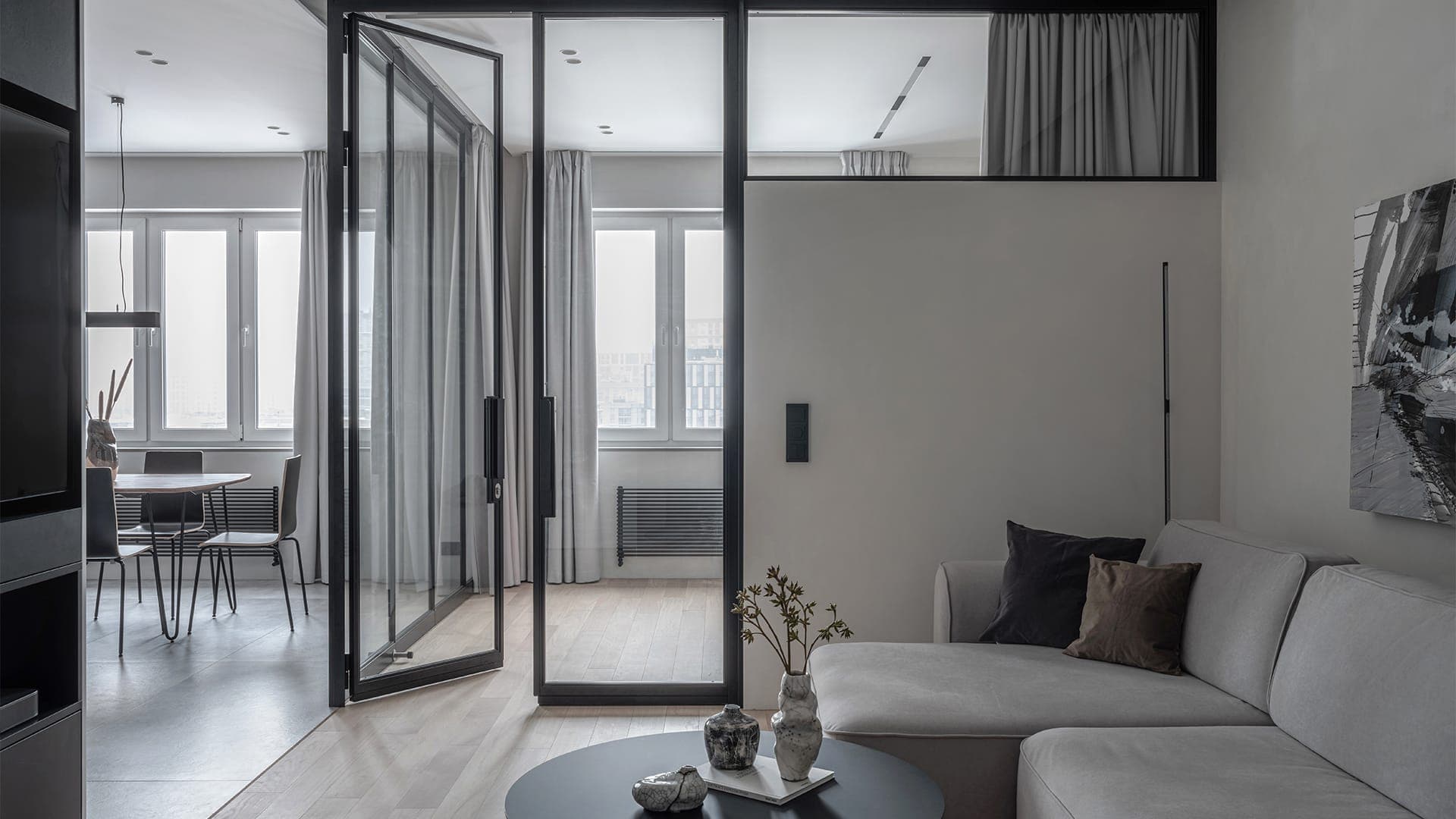 Строгий интерьер квартиры с ванной комнатой в стеклянном кубе — проект Светланы Мамаенко