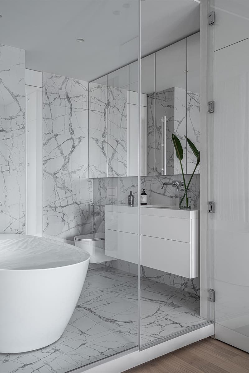 Строгий интерьер квартиры с ванной комнатой в стеклянном кубе — проект Светланы Мамаенко