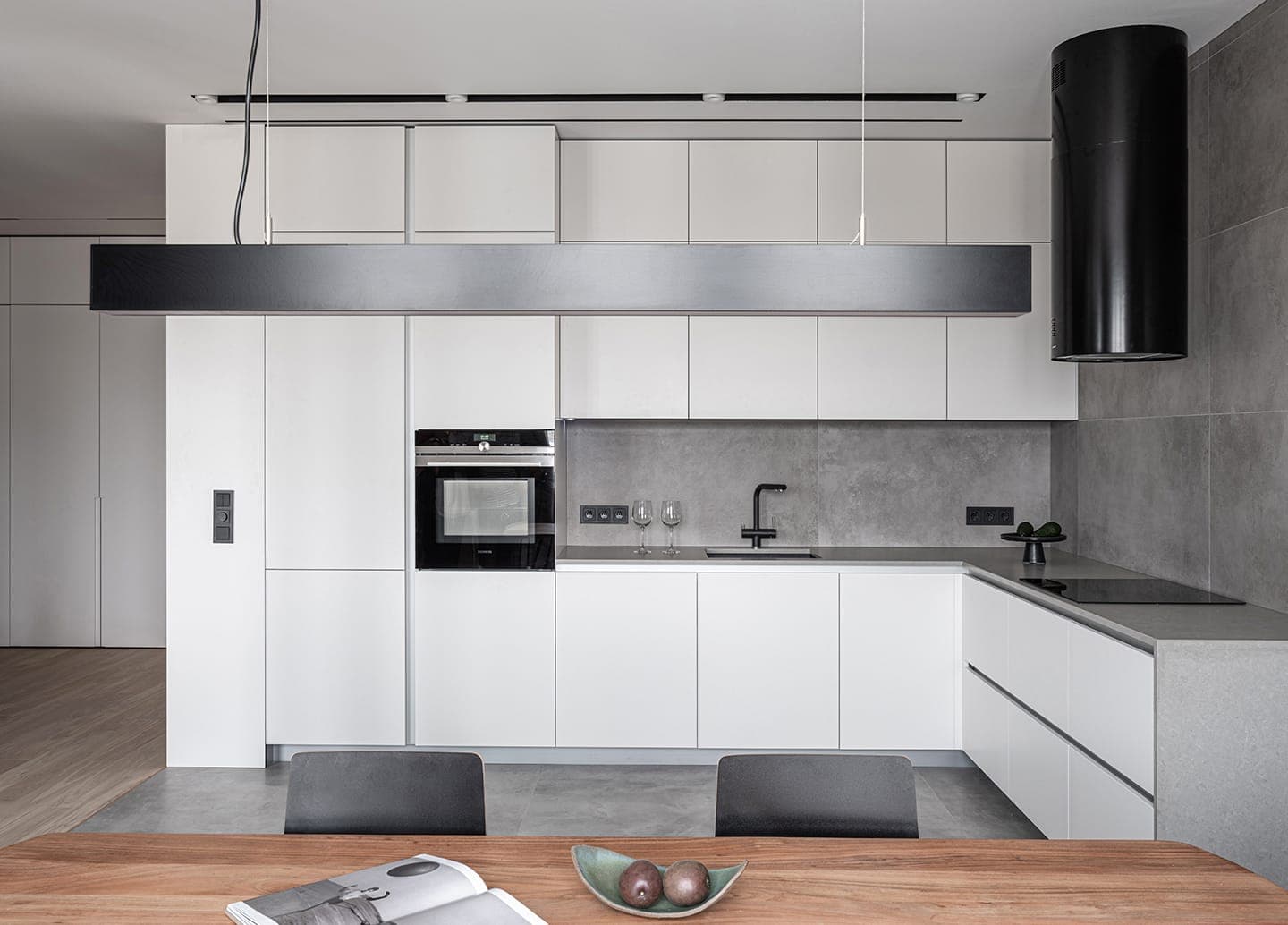 Строгий интерьер квартиры с ванной комнатой в стеклянном кубе — проект Светланы Мамаенко