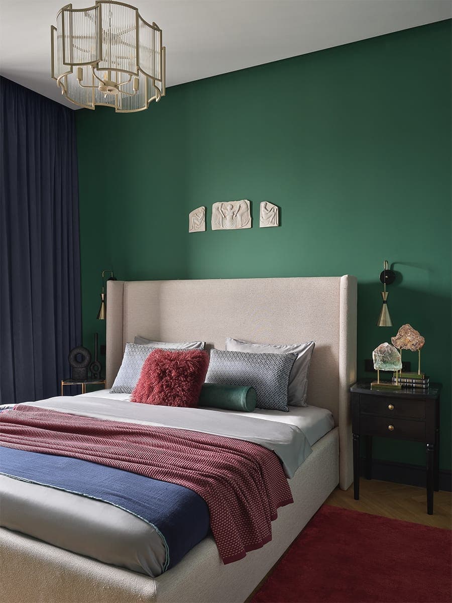 Интерьер квартиры с красочными спальнями и латунными деталями — проект студии I+E Spaces