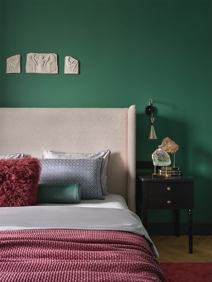 Интерьер квартиры с красочными спальнями и латунными деталями — проект студии I+E Spaces