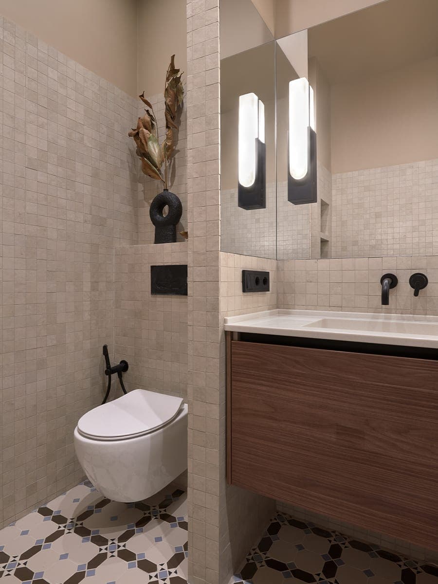 Интерьер квартиры с красочными спальнями и латунными деталями — проект студии I+E Spaces