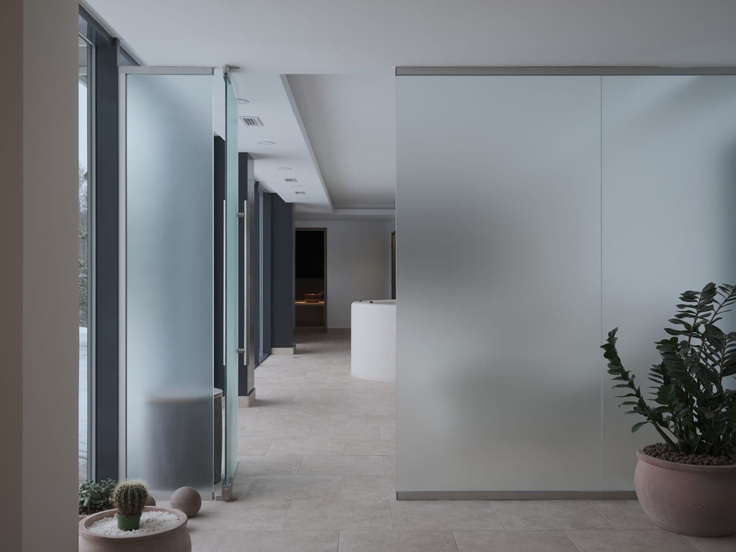 Природные оттенки и этнический декор в интерьере банного комплекса — проект Дмитрия Симонова