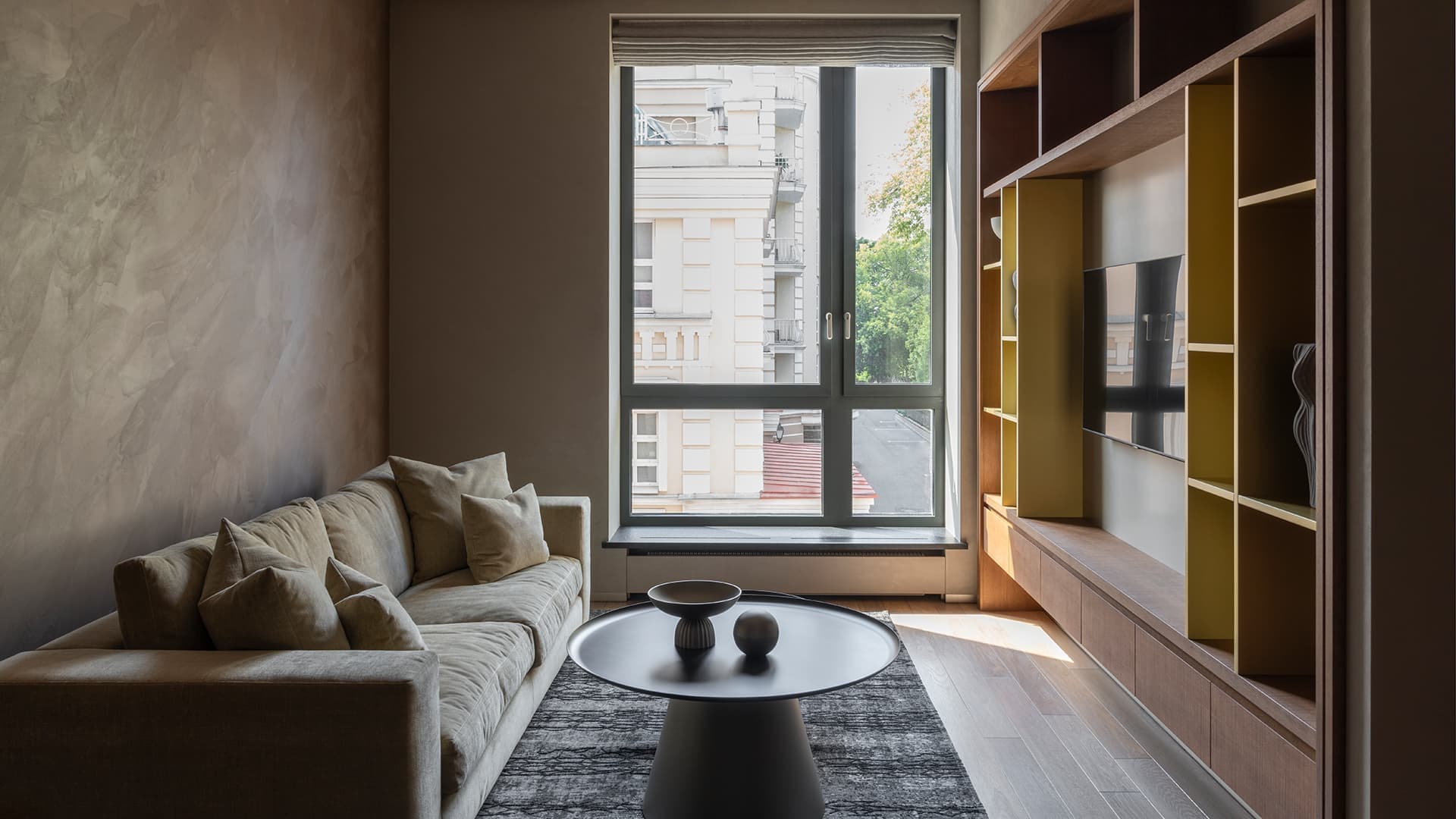 Теплый интерьер с шелковистой штукатуркой и авторской мебелью из шпона дуба — проект Данило Ружичича