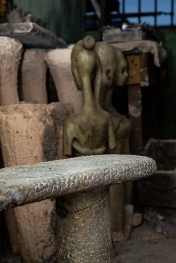 Дизайнер из Лагоса представил серию скульптурных бронзовых скамеек