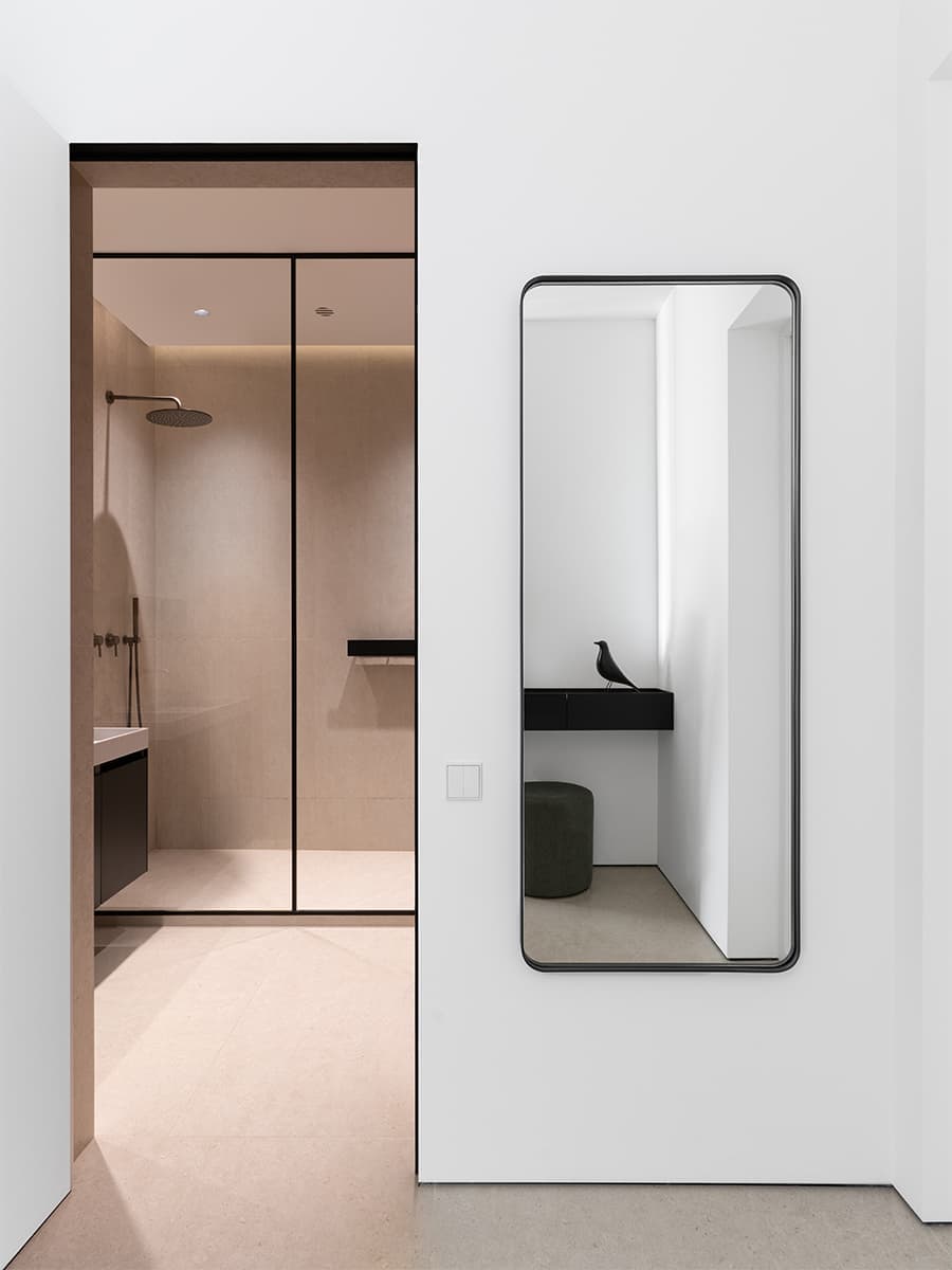 Динамичный интерьер квартиры с мягкой игрой света и тени — проект bureau SLOVO