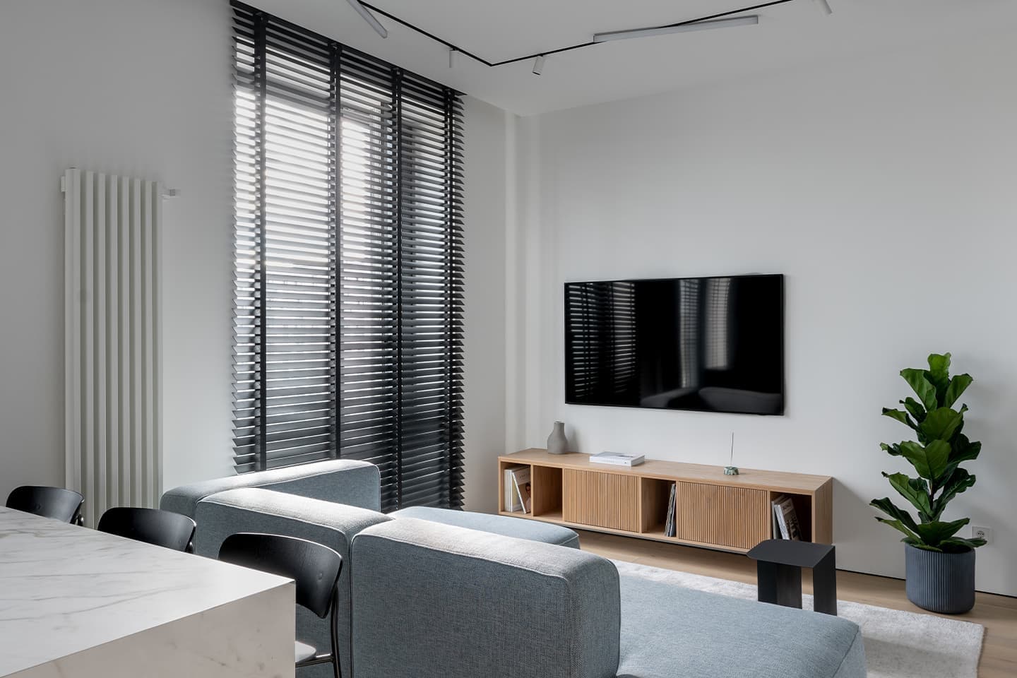 Динамичный интерьер квартиры с мягкой игрой света и тени — проект bureau SLOVO