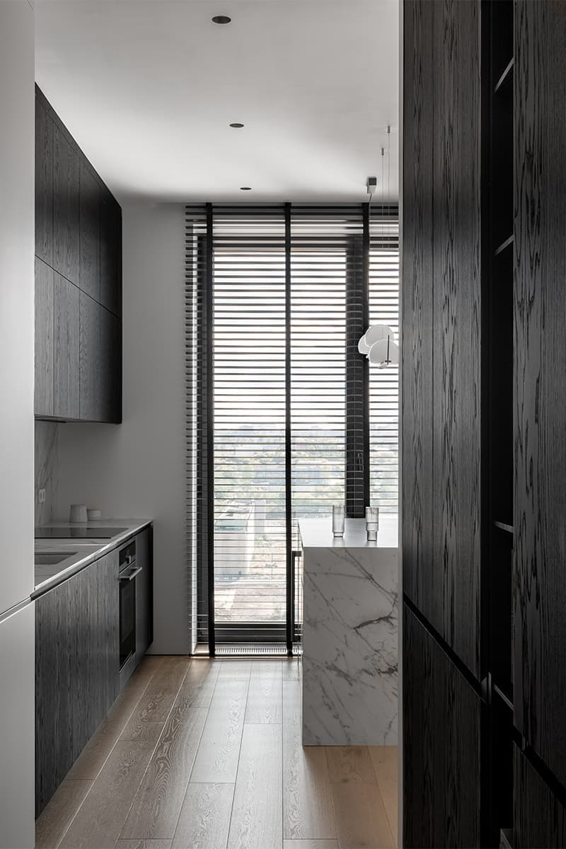 Динамичный интерьер квартиры с мягкой игрой света и тени — проект bureau SLOVO