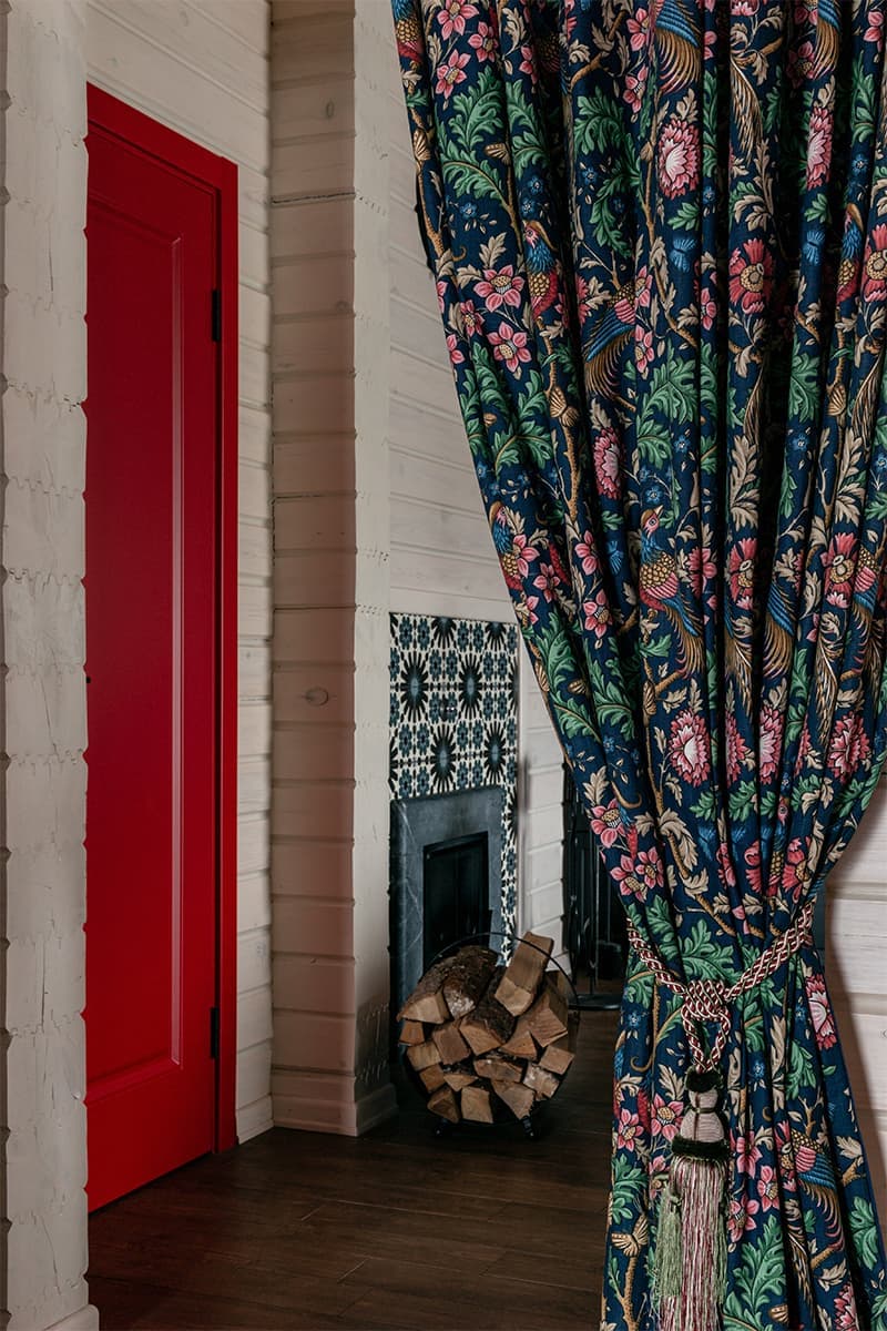 Теплый интерьер банного дома с яркими деталями — проект Кати Аболониной