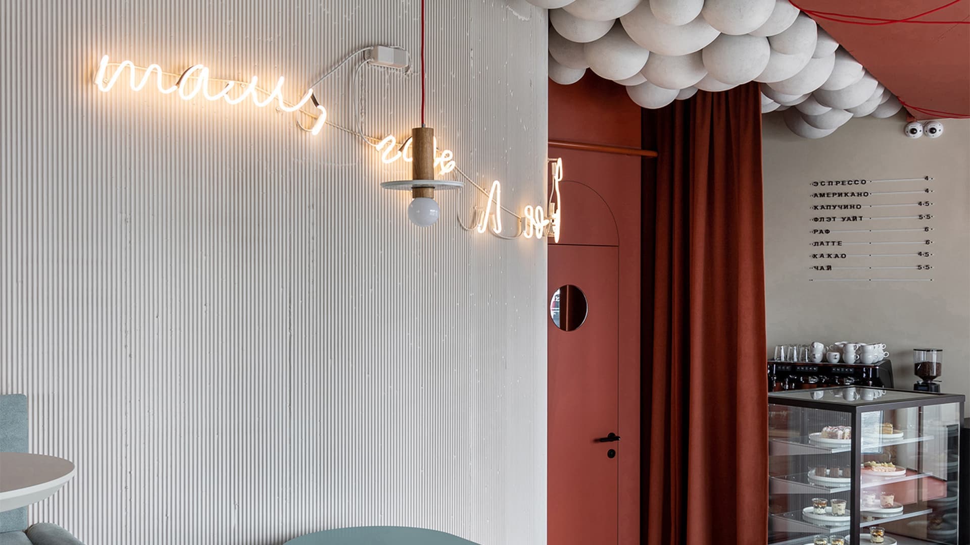 Декоративные шары и ярусная посадка в интерьере семейного кафе — проект Екатерины и Алексея Савицких