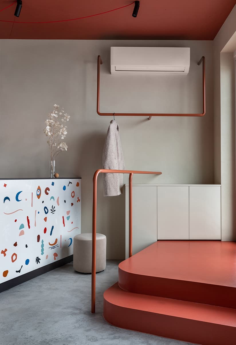 Декоративные шары и ярусная посадка в интерьере семейного кафе — проект Екатерины и Алексея Савицких