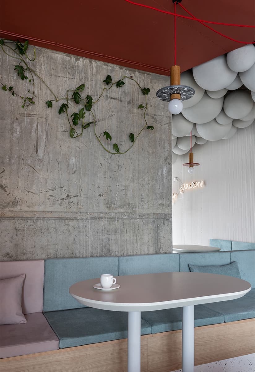 Декоративные шары и ярусная посадка в интерьере семейного кафе — проект Екатерины и Алексея Савицких