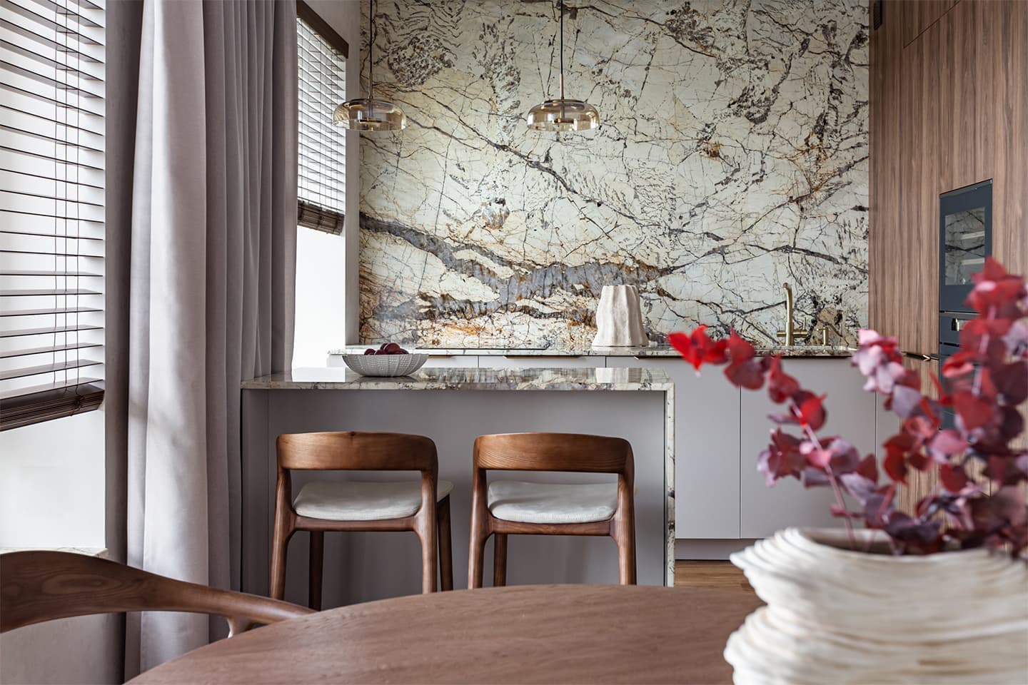 Насыщенный интерьер с акцентной стеной из белого гранита — проект Марии Линниковой