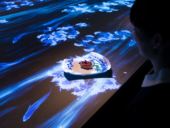 Творческий коллектив Teamlab придумал мультисенсорный ресторан в Токио