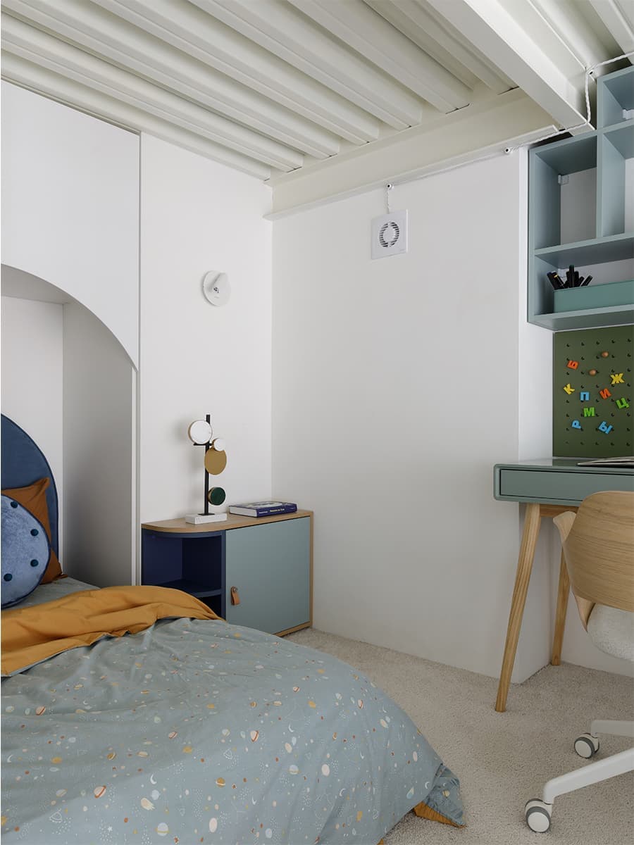 Светлый интерьер двухуровневых апартаментов в доме с богатой историей — проект Александры Качуриной