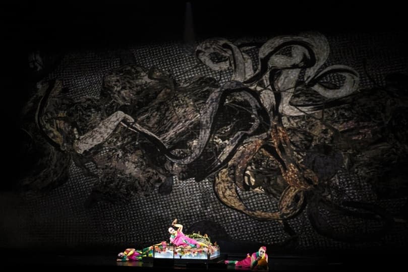 Арт-коллектив teamLab создал иммерсивные декорации к опере «Турандот»