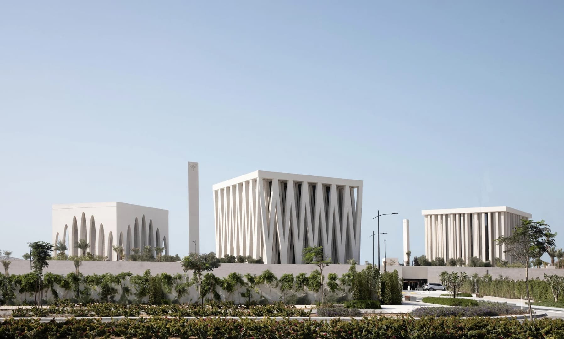 В Абу-Даби открыл двери межконфессиональный комплекс по проекту Дэвида Аджайе