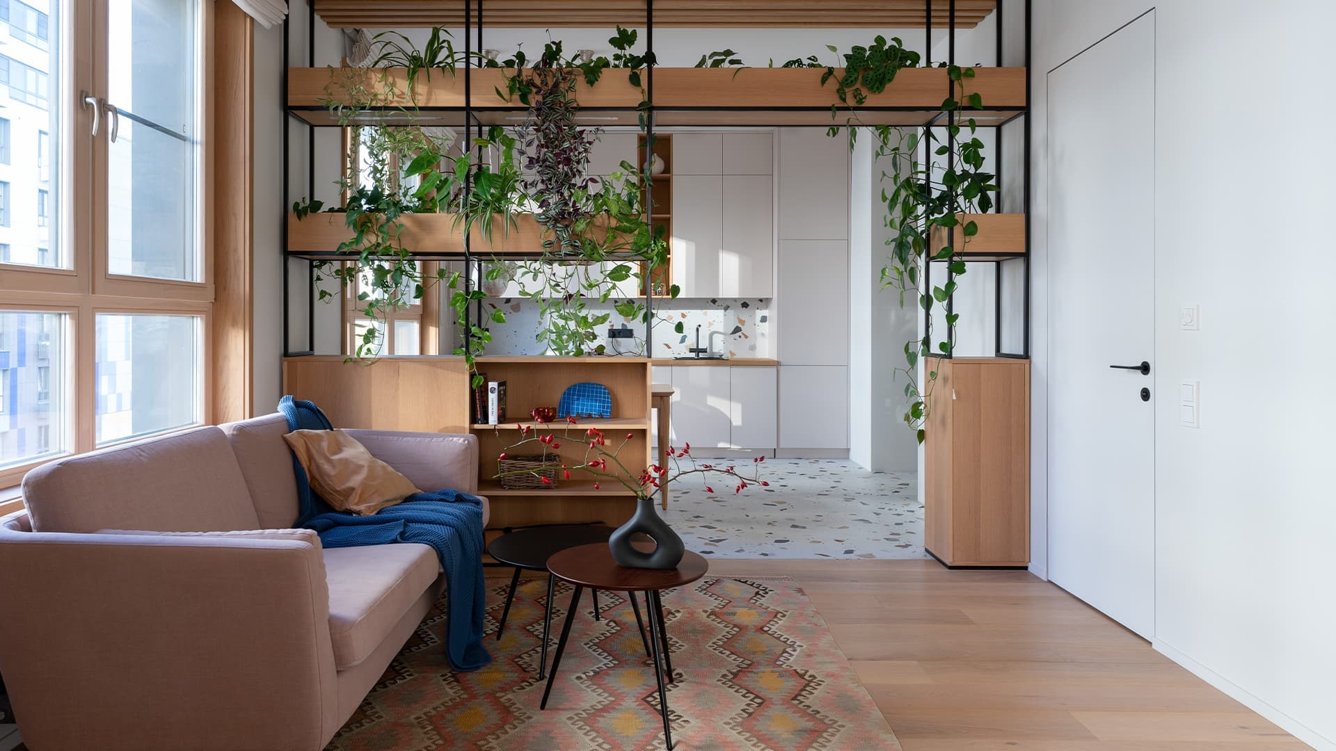 Медитативный интерьер московской квартиры с яркими деталями и живыми растениями — проект дизайн-студии КубКвадрат