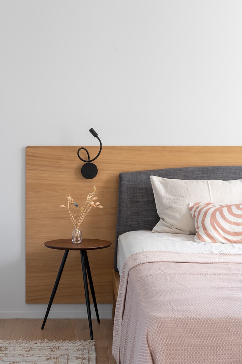 Медитативный интерьер московской квартиры с яркими деталями и живыми растениями — проект дизайн-студии КубКвадрат