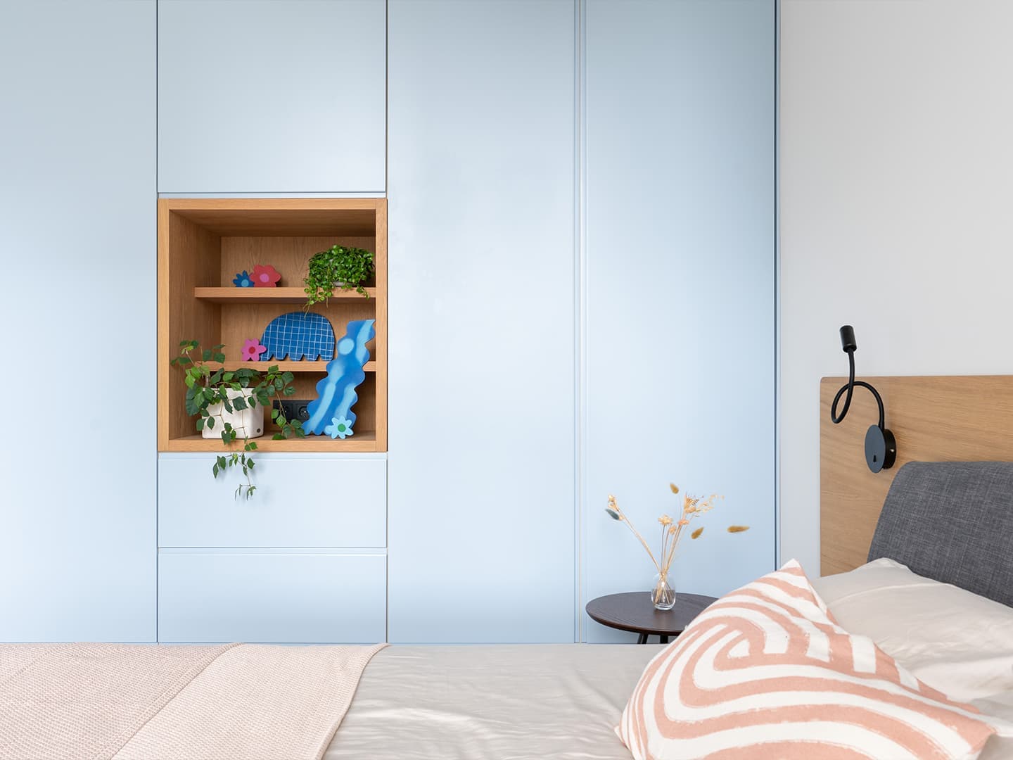 Медитативный интерьер московской квартиры с яркими деталями и живыми растениями — проект дизайн-студии КубКвадрат