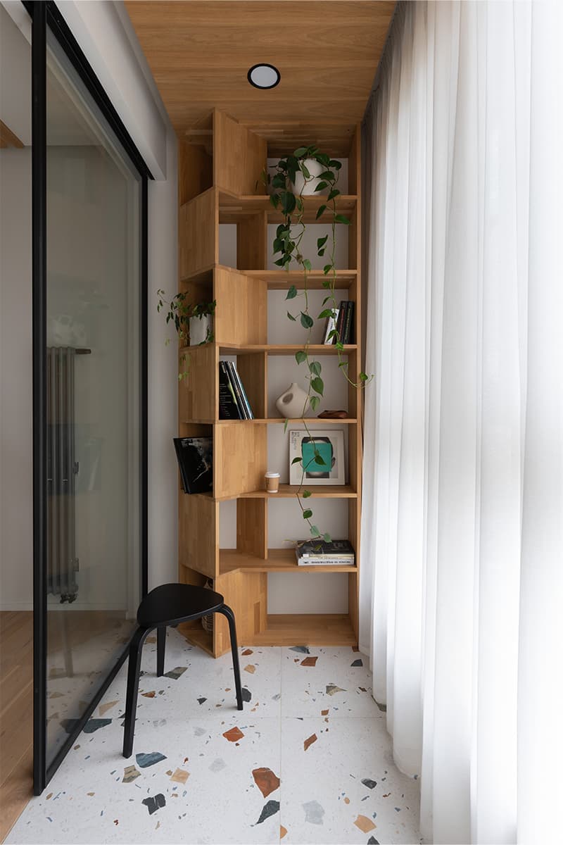 Медитативный интерьер московской квартиры с яркими деталями и живыми растениями — проект дизайн-студии КубКвадрат