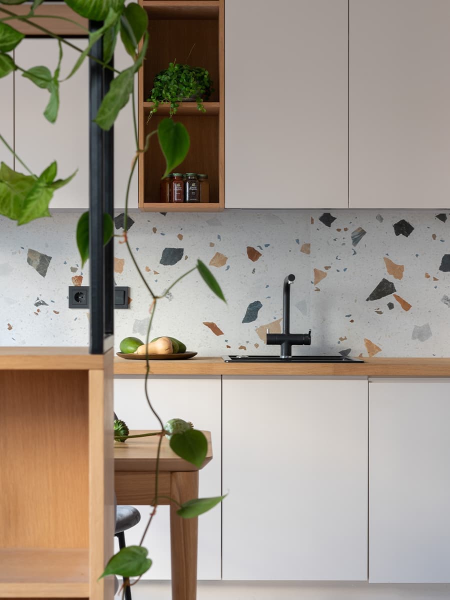 Медитативный интерьер московской квартиры с яркими деталями и живыми растениями — проект дизайн-студии КубКвадрат