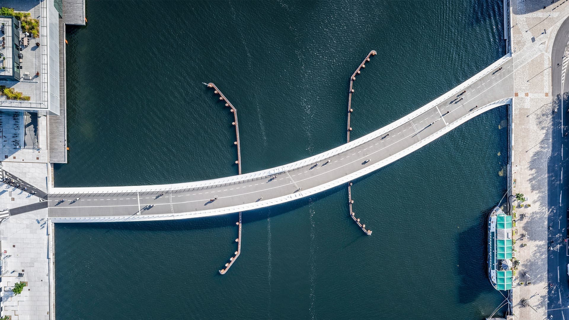 Мост для велосипедистов Lille Langebro, студия WilkinsonEyre и Urban Agency. Фото: Rasmus Hjortshøj – COAST