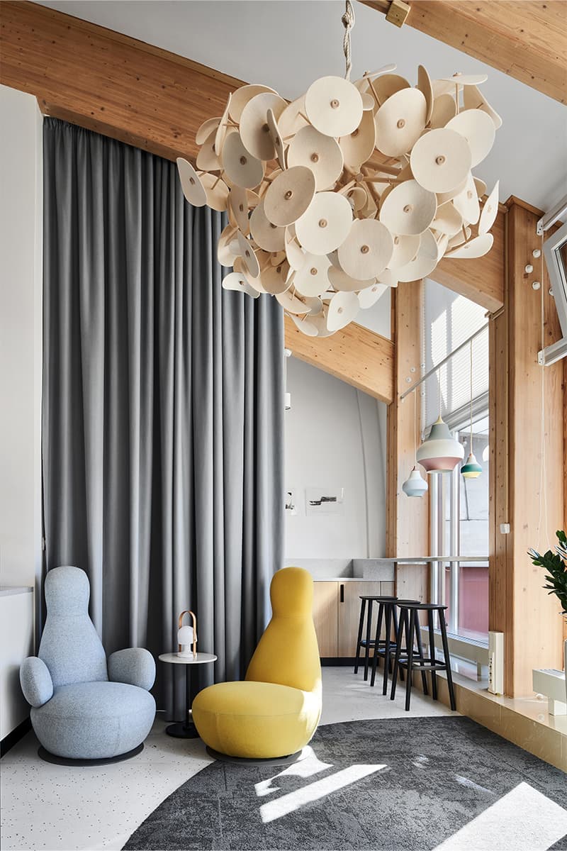 Уютный интерьер петербургского офиса с панорамным остеклением — проект студии дизайна общественных пространств Designic