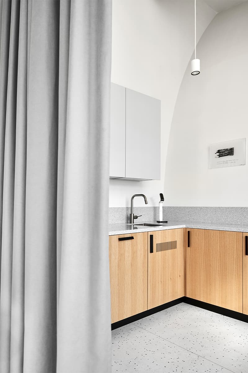 Уютный интерьер петербургского офиса с панорамным остеклением — проект студии дизайна общественных пространств Designic