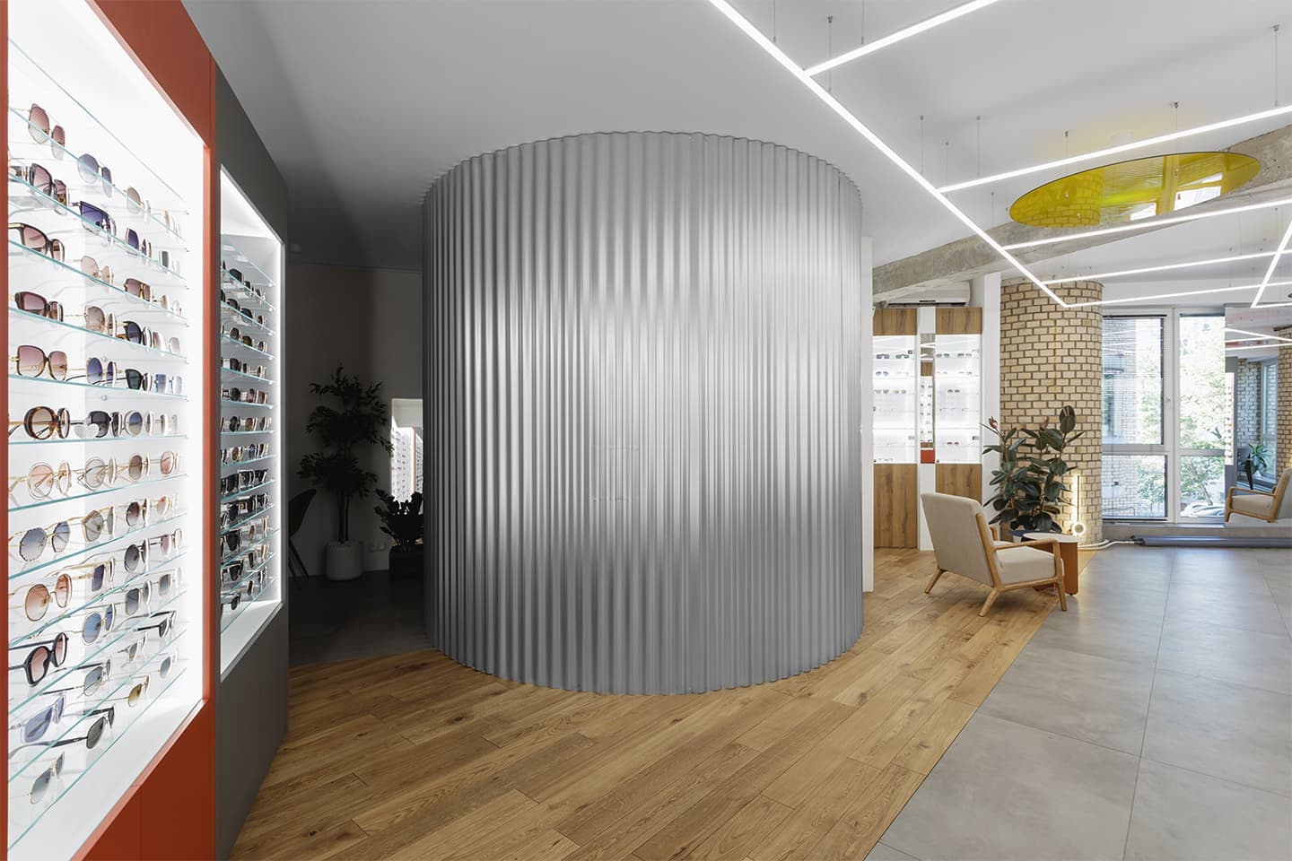 Яркие цветовые сочетания и оммажи авангарду в интерьере московского салона оптики — проект LSD Bureau